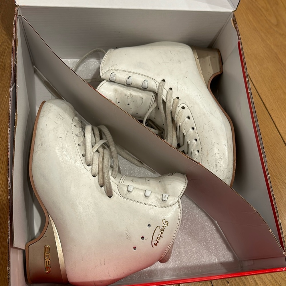 EDEA Overture figure skates 235 B